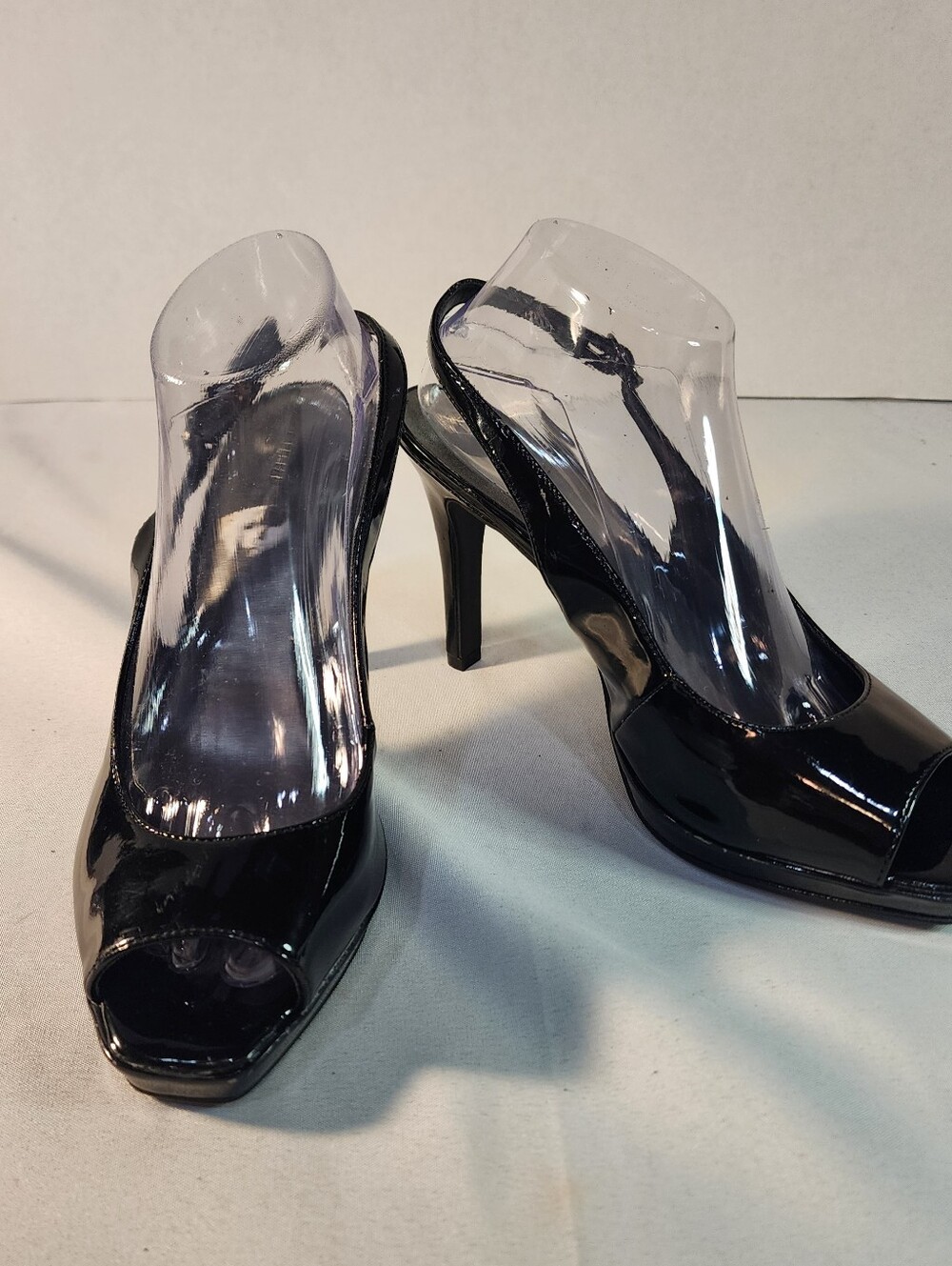 Fioni Black Patent Slingback Women's High-heels with a Glossy Finish, Size 9W